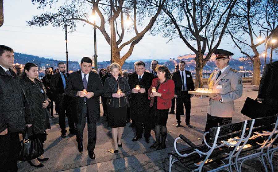 Володимир Гройсман у Будапешті вшанував пам’ять жертв Голодомору 1932-1933 років. Фото з Урядового порталу